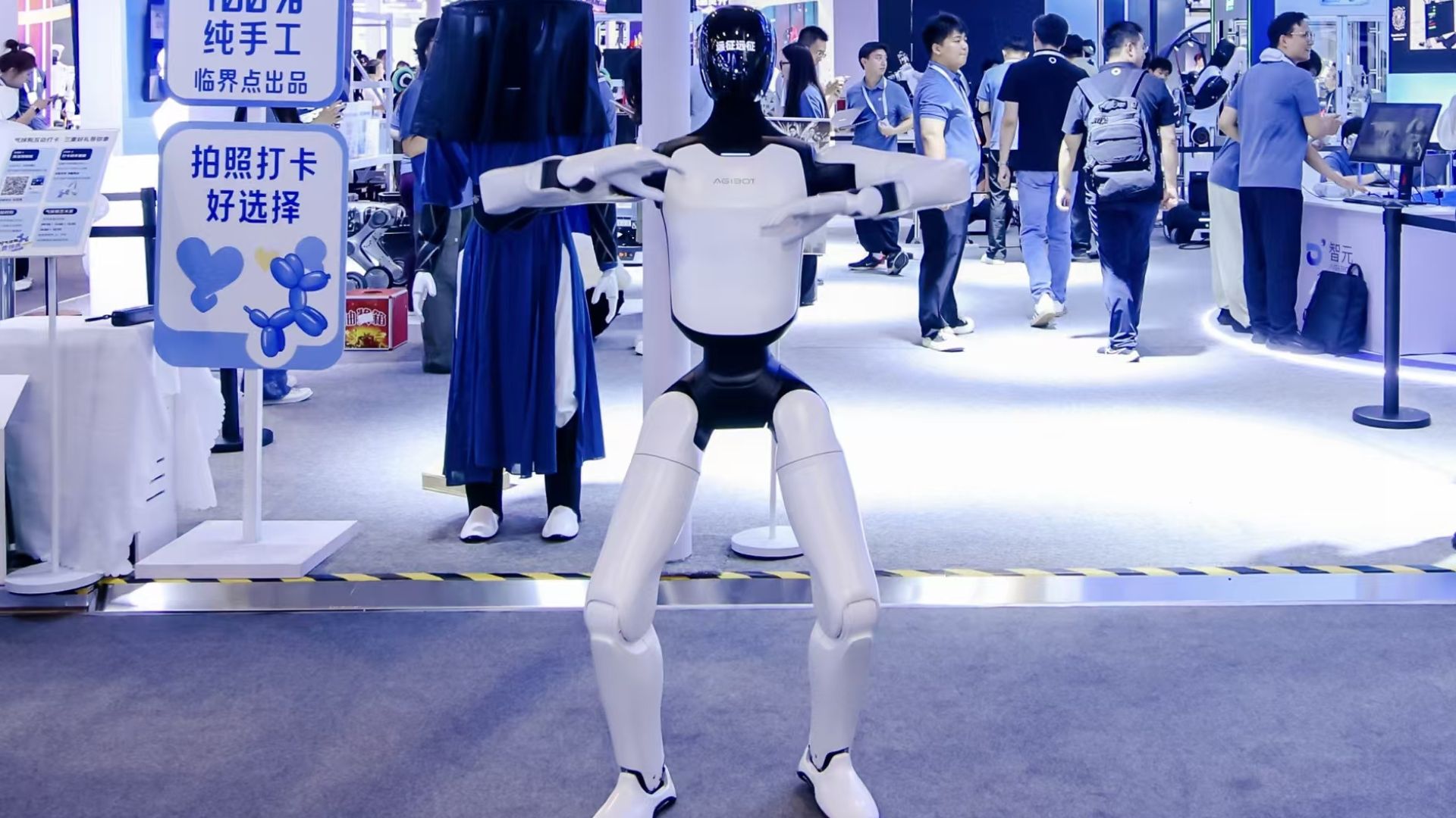 AGIBOT, 51 Eklemli Yeni İnsan Benzeri Robotunu Tanıttı