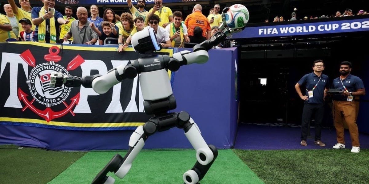 Atlas Robot, Dünya Kupası'nda Futbol Sahasında