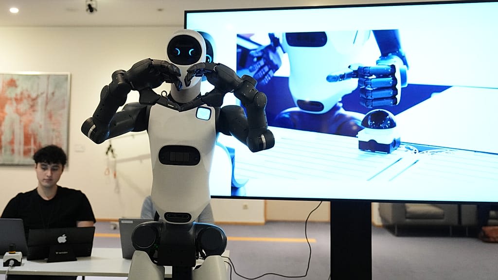 Brüksel'de Avrupa Parlamentosu'nda AI Destekli Robotlar Sergilendi