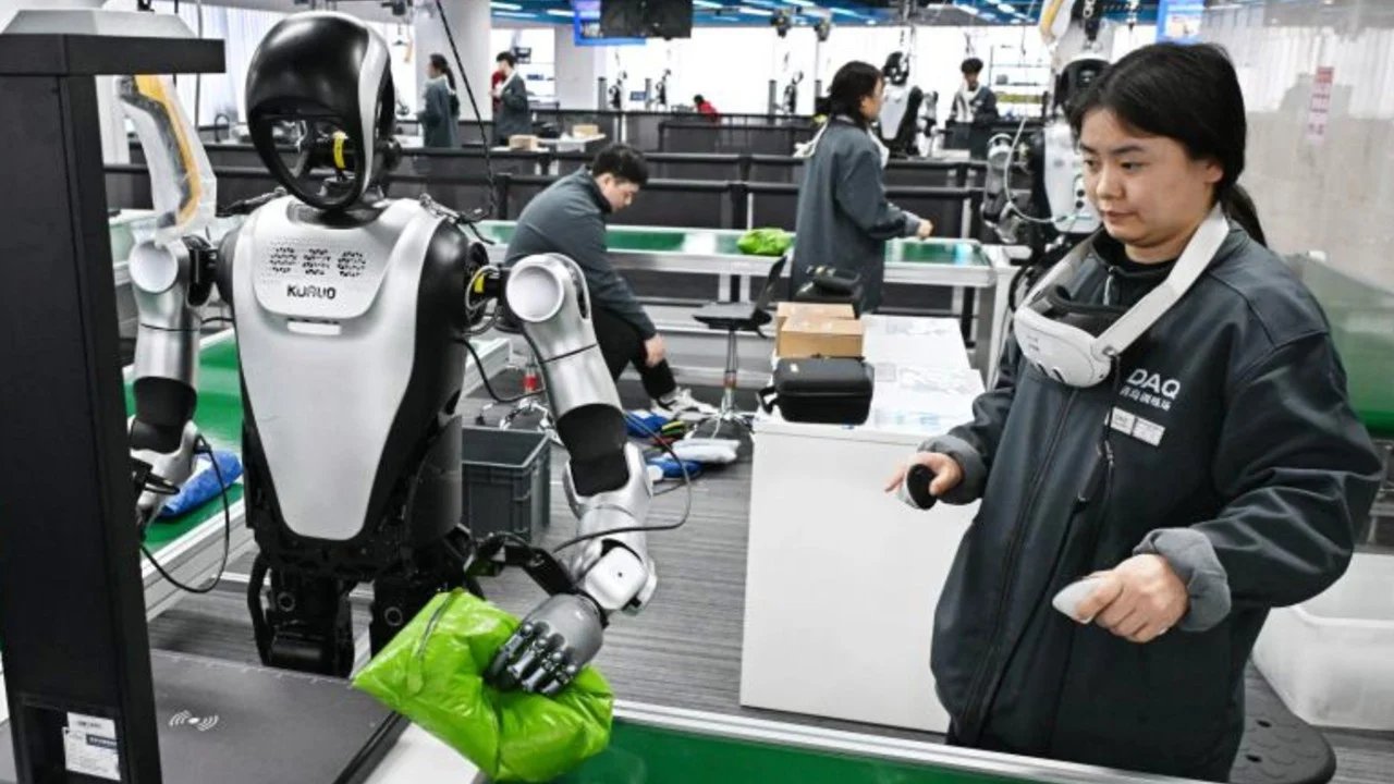 Çin'de Robot Eğitmenleri, Günlük İşleri Yaparak Geleceği Şekillendiriyor