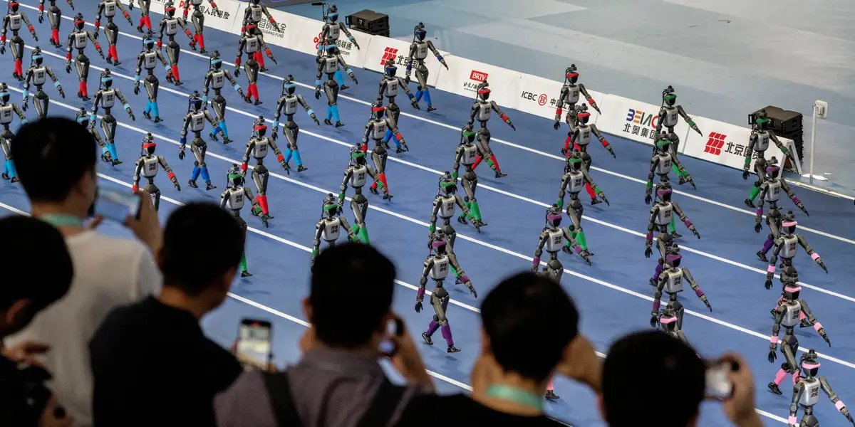 Çin'deki Robot Olimpiyatları'nda Robotlar Duvara Çarpıyor