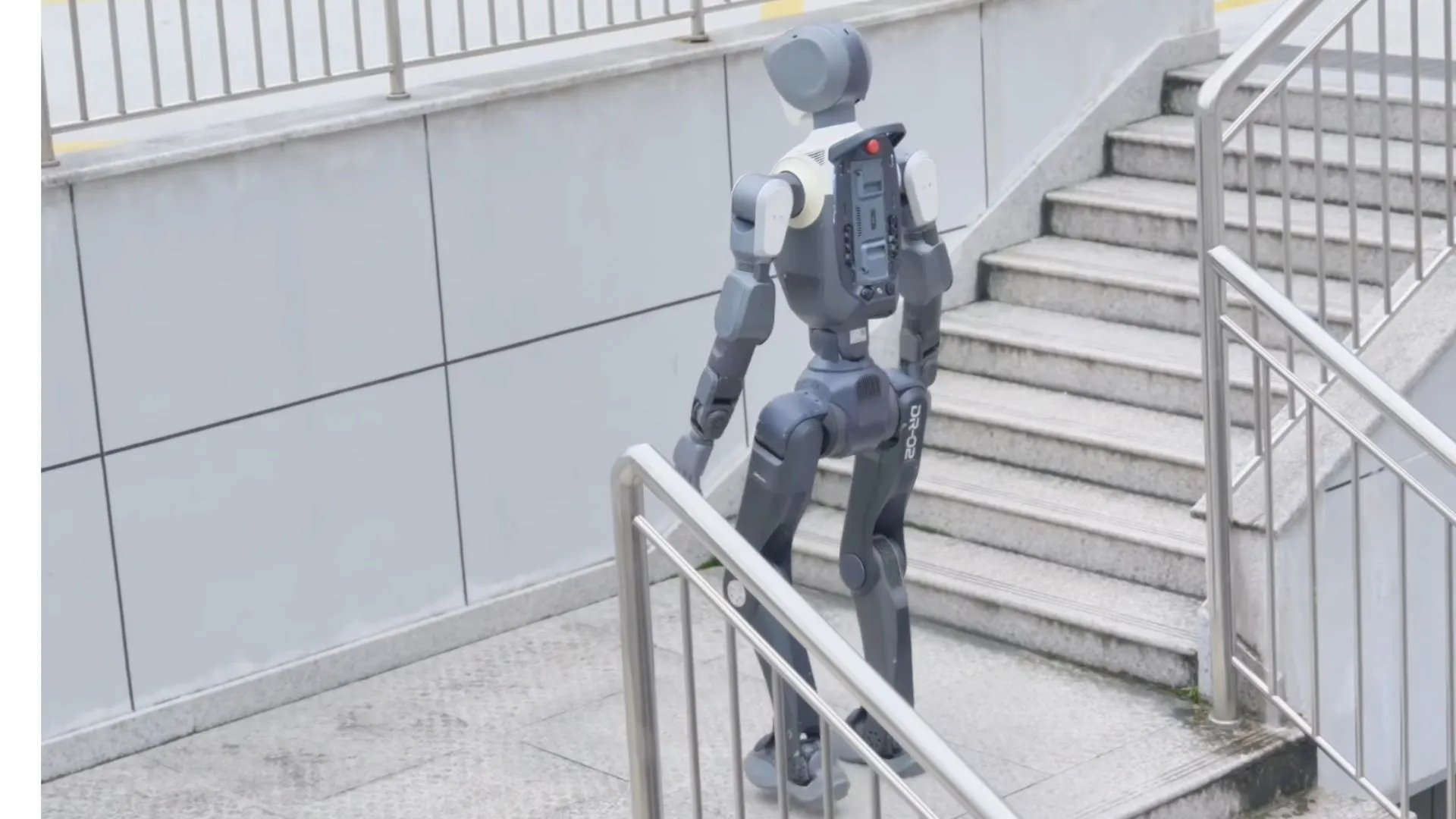 DR02: Zorlu Arazilerde Başarıyla Yürüyen Yeni Nesil Robot