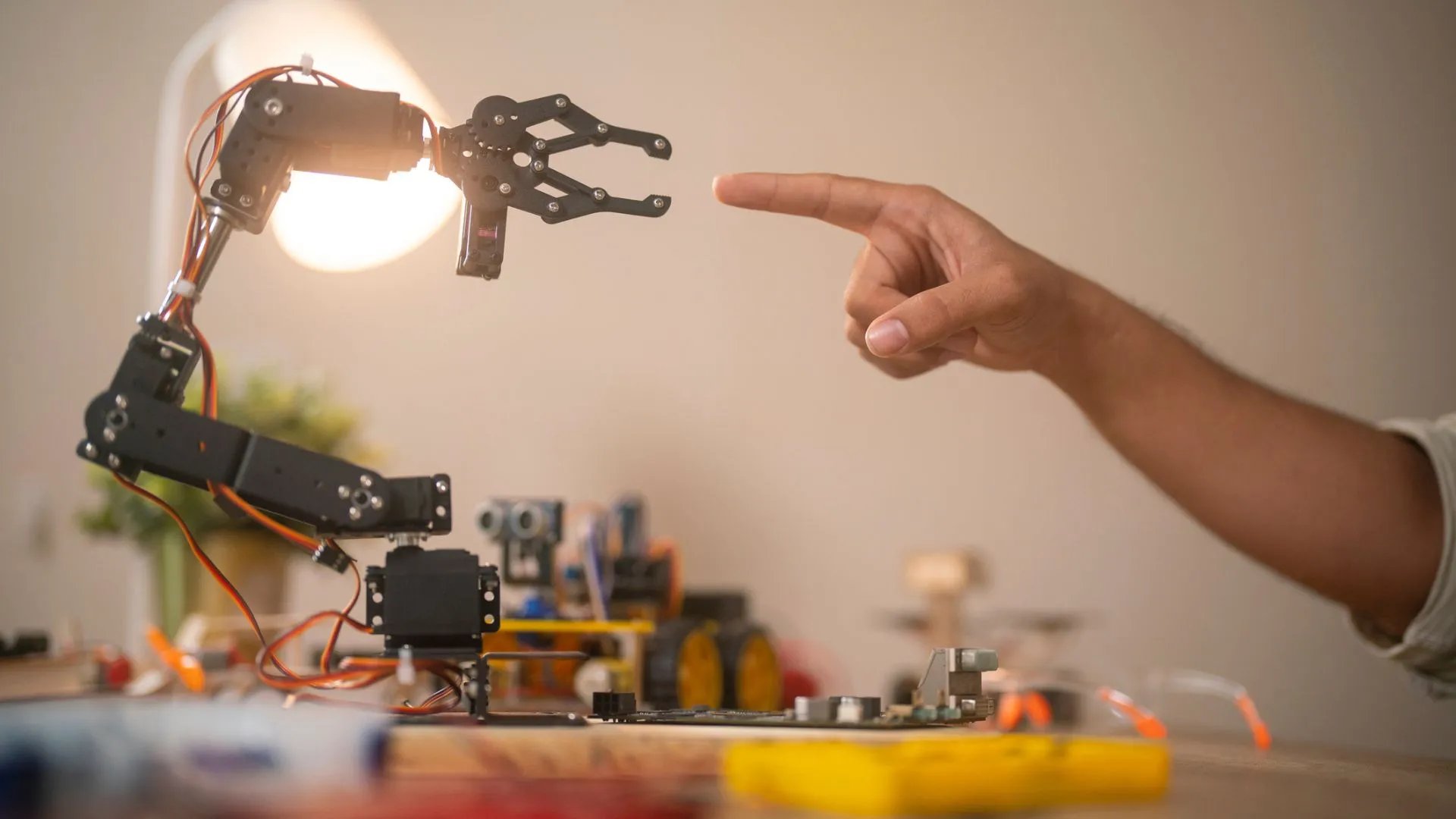 Elektrikli Alan Sensörü ile Robotlar Nesneleri Temas Etmeden Hissedebiliyor