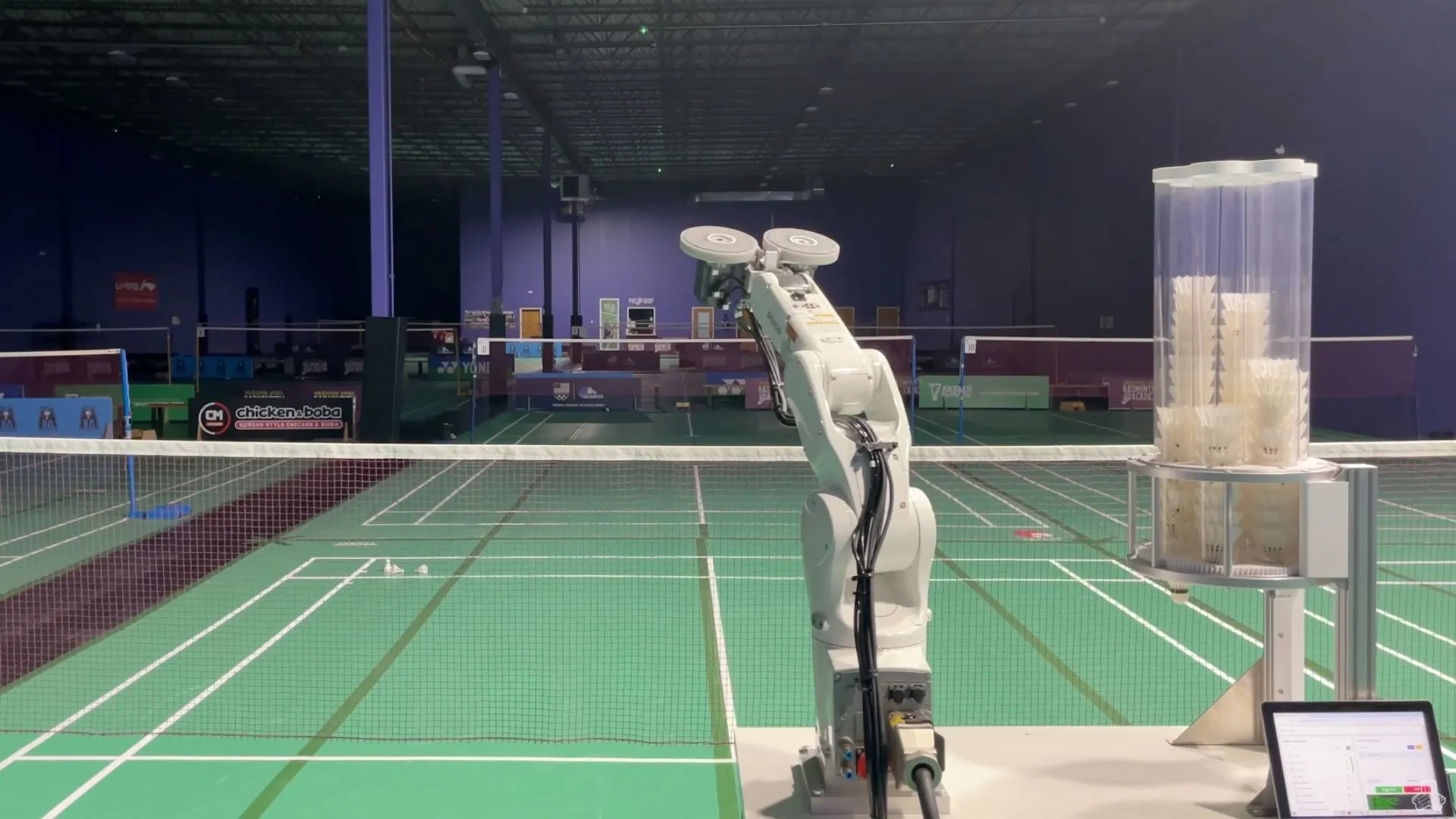 Endüstriyel Robot Kol, Badminton Antrenmanı İçin Yeniden Tasarlandı