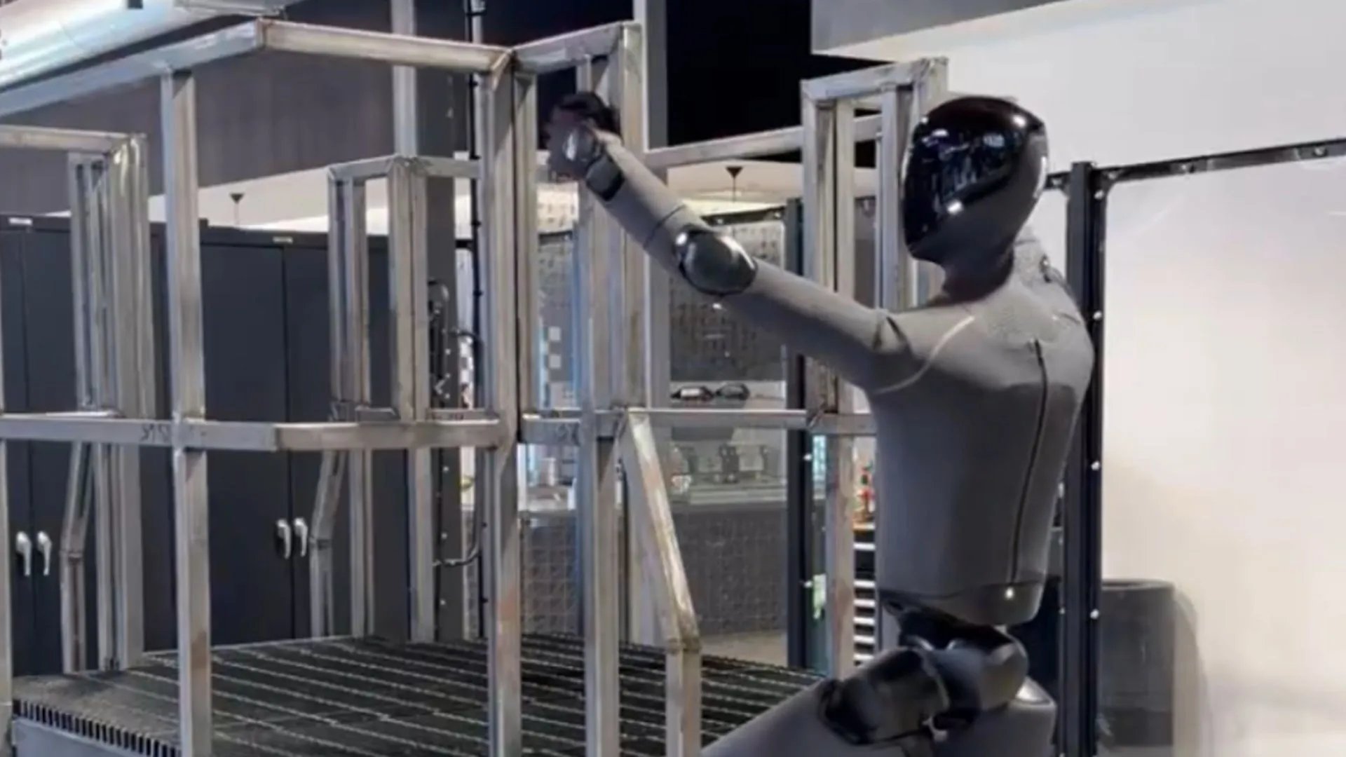 Figure 03 Robot, Merdiveni Otonom Olarak Tırmanmayı Başardı