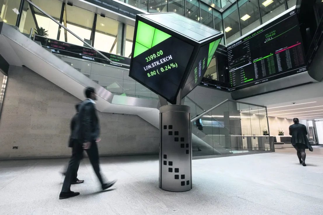 FTSE 100 Rekor Yükseklik İçin İlerliyor: Yatırımcılar AI Kargaşasından Kaçıyor