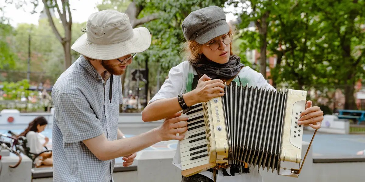 Gen Z'nin Yeni İsyanı: Göz Teması ve Dinleme Sanatı