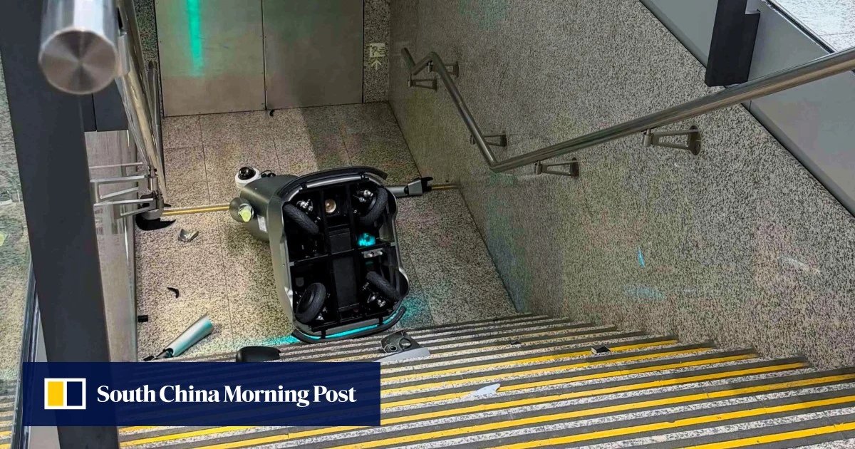 Hong Kong Havalimanı'nda Patrolling Robot Merdivenlerden Düştü