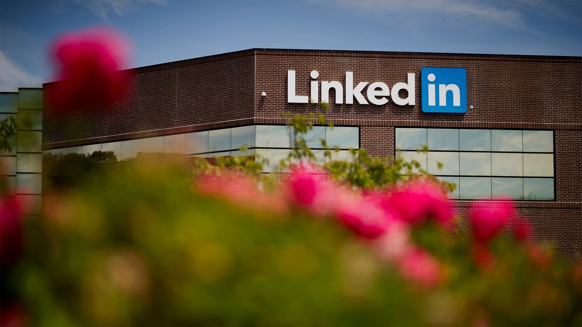 LinkedIn, Yapay Zeka Hatalarını Bildirme Butonu Ekledi