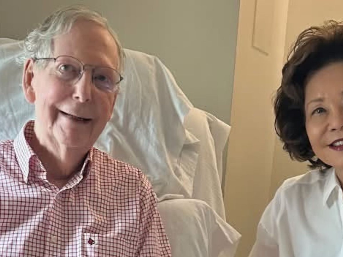 Mitch McConnell'ün Fotoğrafı Komplo Teorilerini Tetikledi