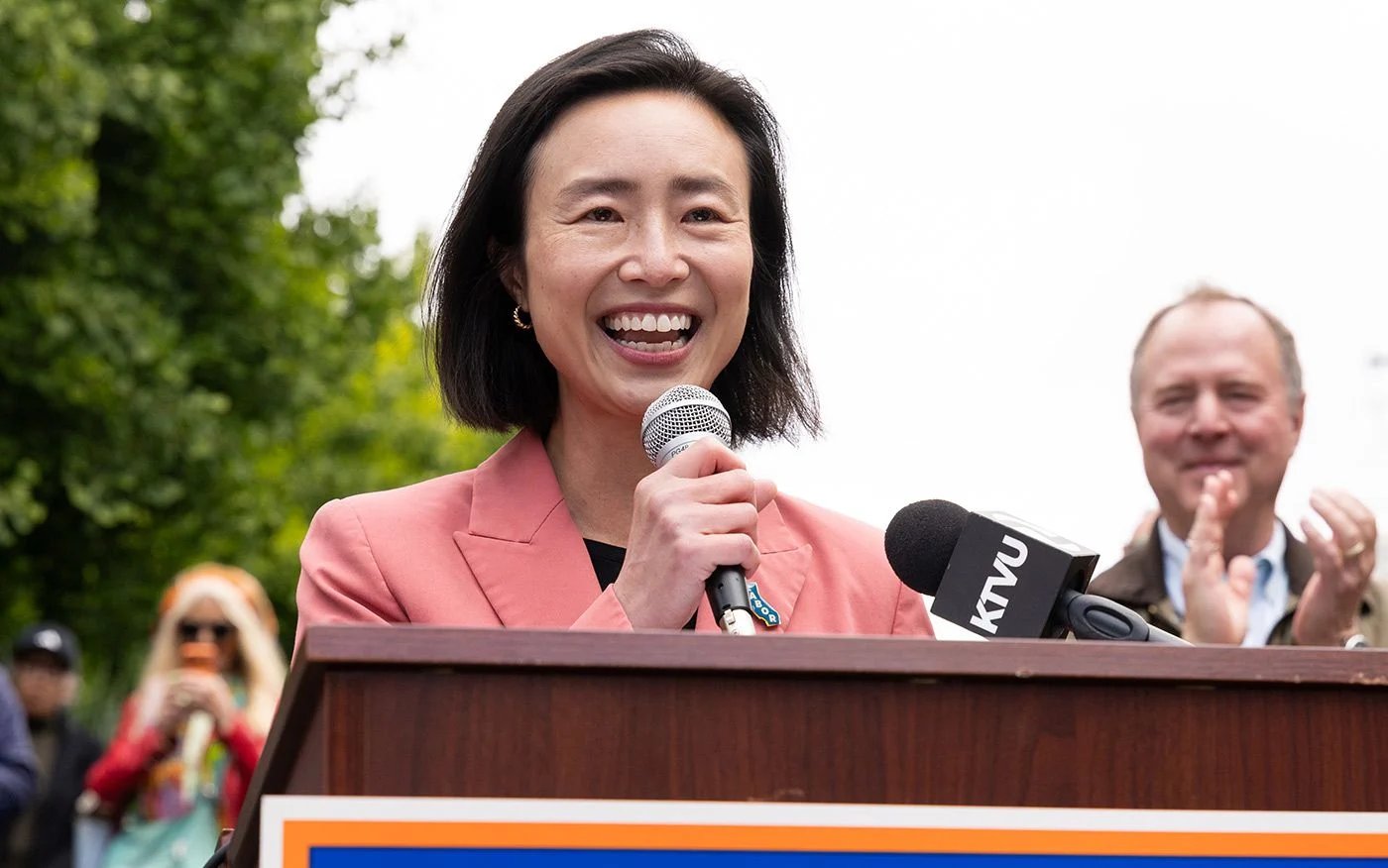 Scott Wiener'in Kampanyası, Connie Chan'ı Mizahi Bir Chatbot ile Hedef Alıyor