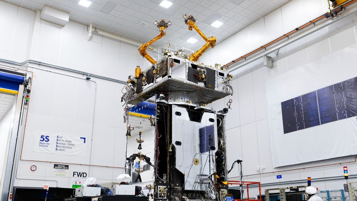 SpaceX, Yörüngeye Robot Kol ile Uydu Onarım İnsansız Hava Aracı Gönderiyor