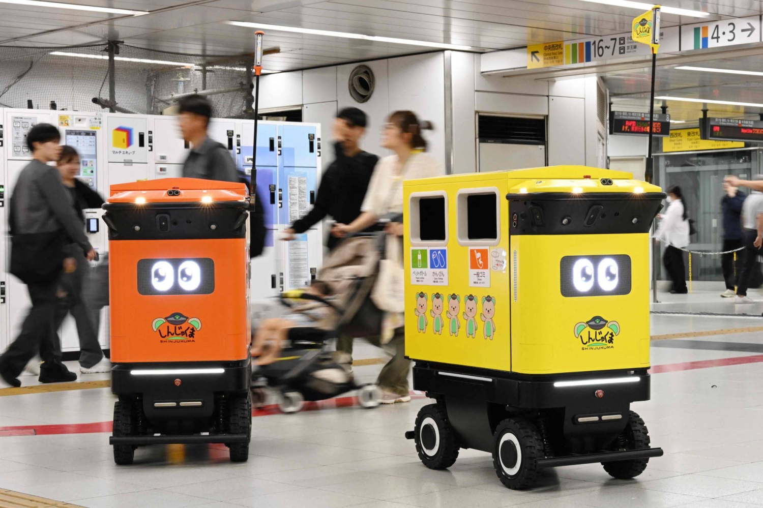 Tokyo'nun En Yoğun İstasyonunda Robotik Çöp Kutuları Deneniyor