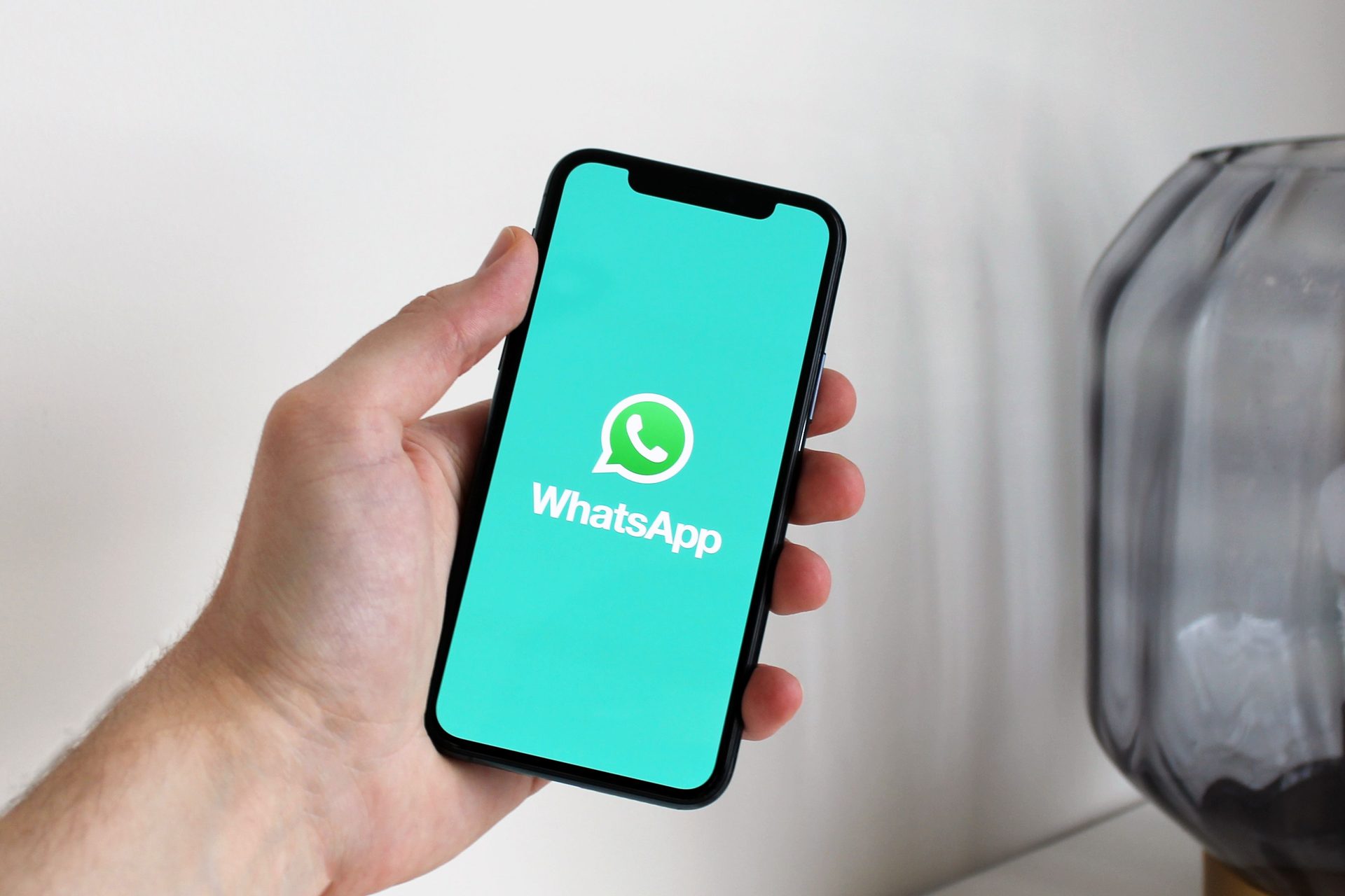 WhatsApp, Android için AI Destekli Fotoğraf Genişletme Özelliği Geliştiriyor