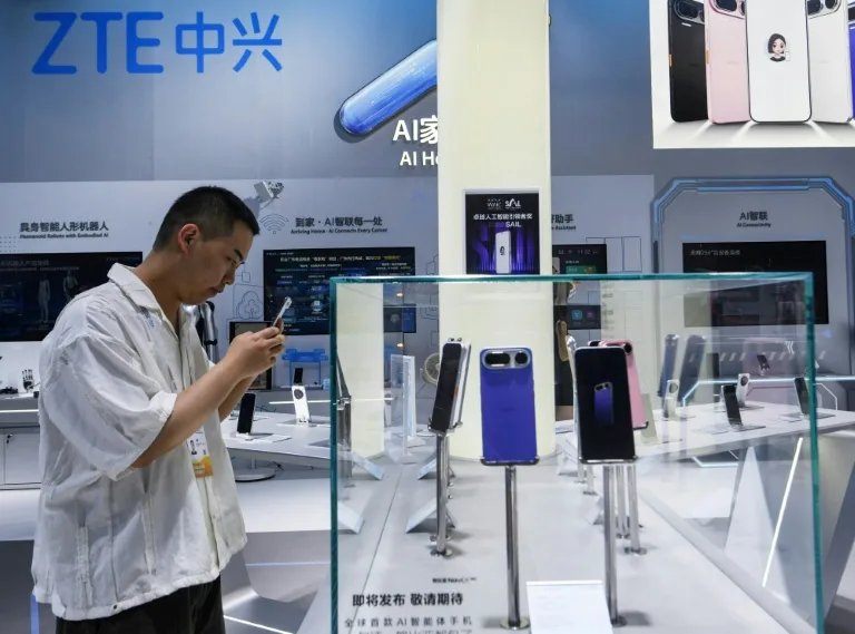 Yapay Zeka Destekli Akıllı Telefonlar Şanghay'da Tanıtıldı