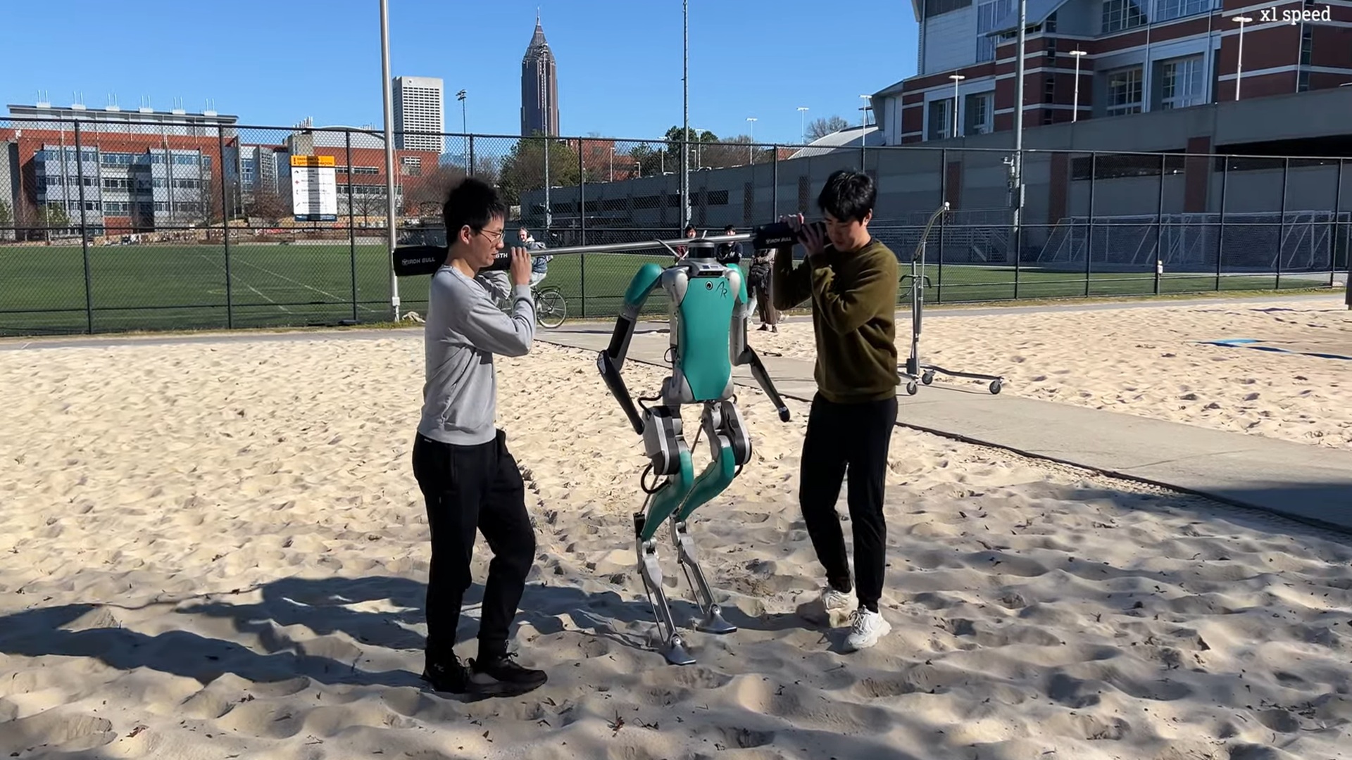 Yeni Robot Eğitim Yöntemiyle Zorlu Zeminlerde Yürüyebiliyor