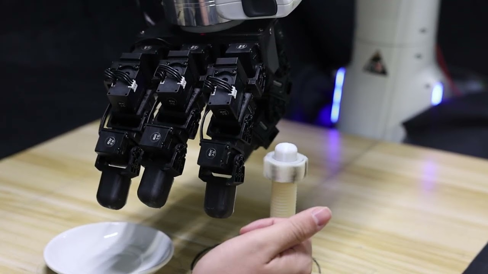 Yeni Robot Teknolojisi: İnsan Gibi Öğrenip Başarıyla İşlev Görebiliyor